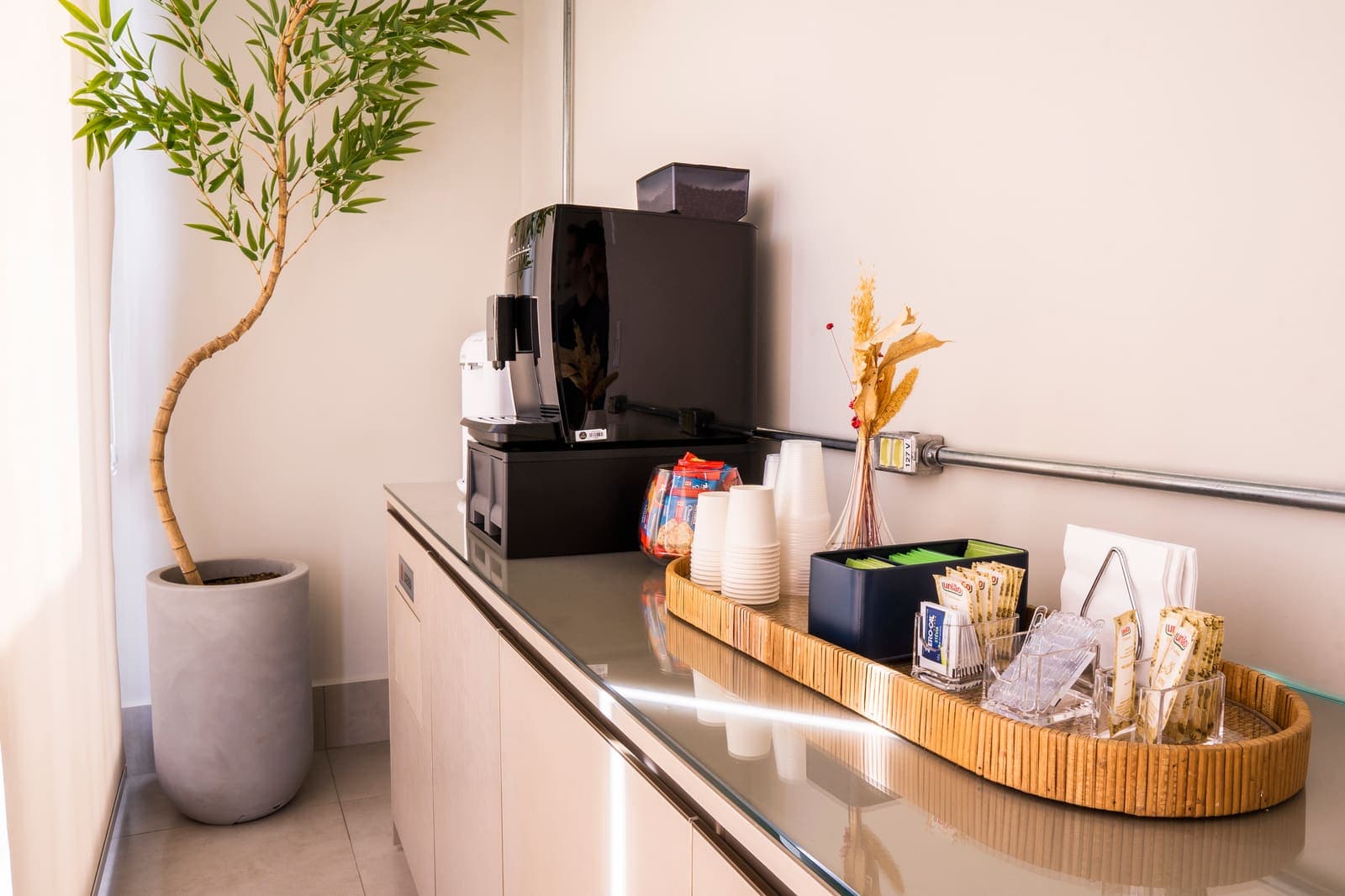 Cantinho do café da SRD Clínica, à disposição de quem está esperando