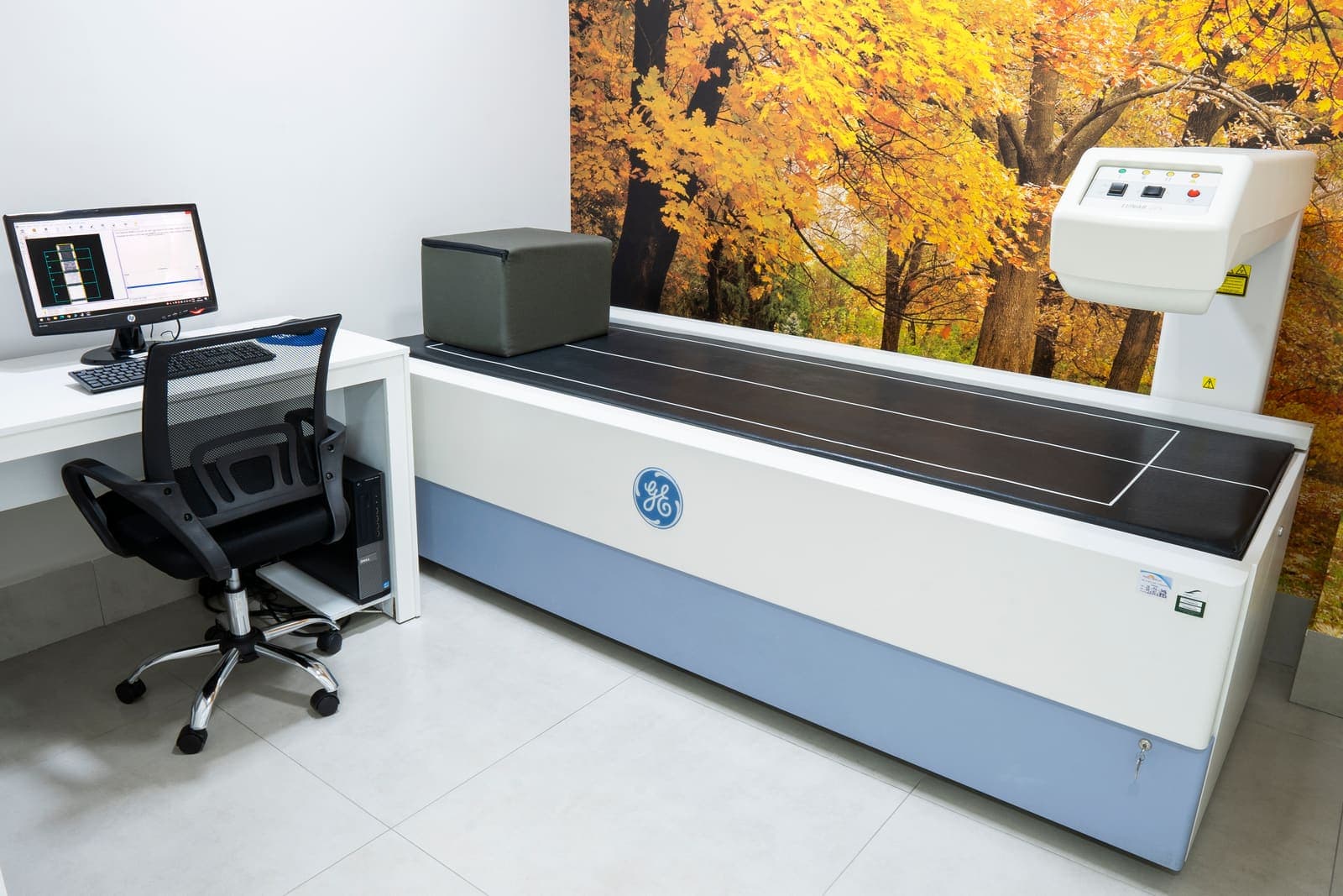 Sala de densitometria óssea da SRD Clínica, com o equipamento de densitometria